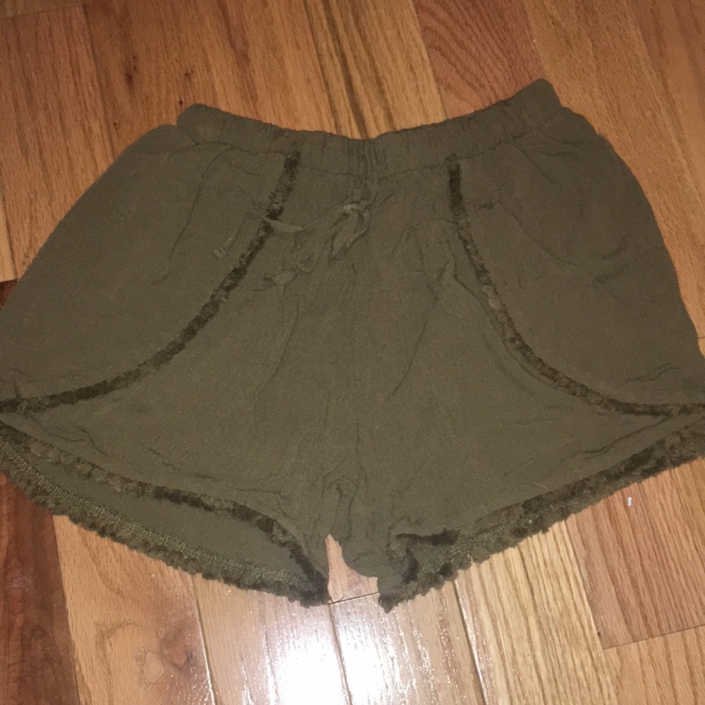 ruffled flowy shorts! (probably fit small)